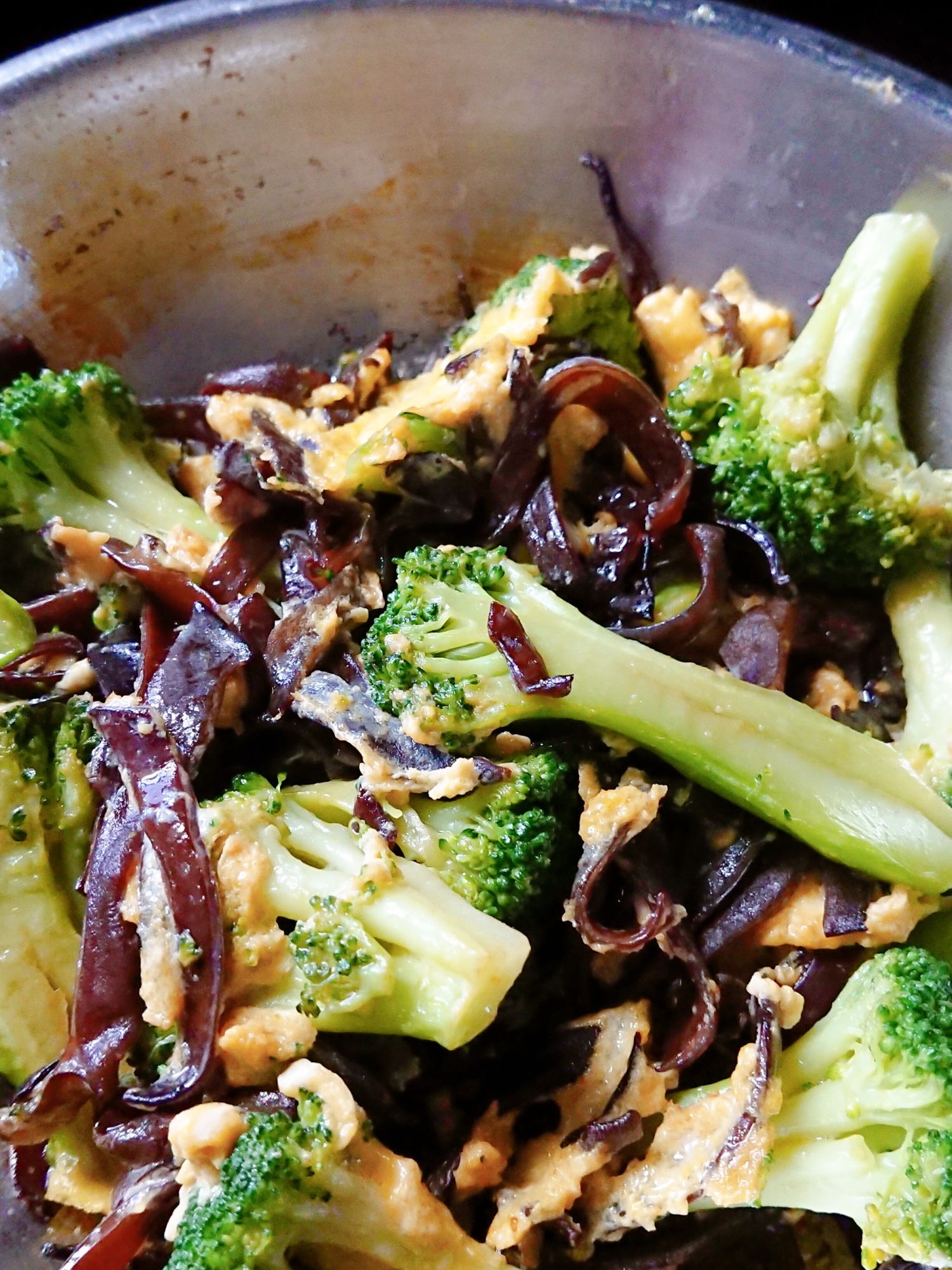 ブロッコリーと生きくらげの卵炒め