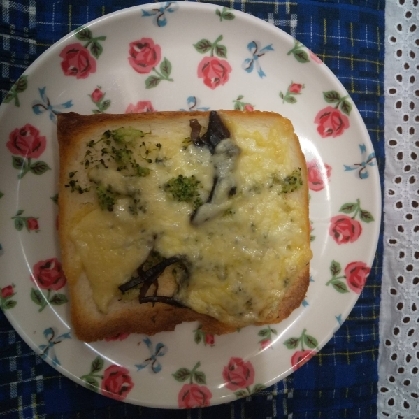 ブロッコリーと塩昆布のチーズトースト