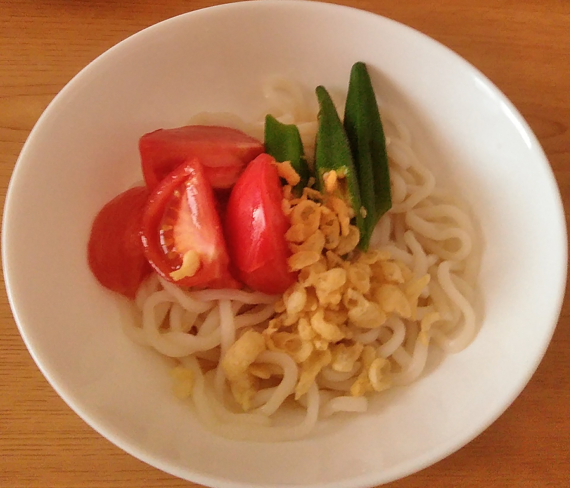 トマトとオクラと天かすのぶっかけうどん