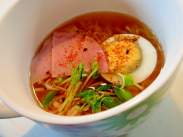 ゆで卵とハムと豆苗の即席ラーメン