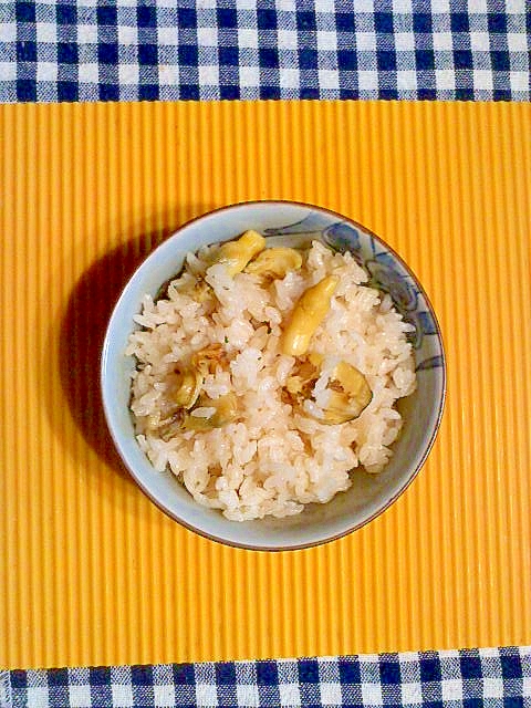 お茶碗に盛ったマテ貝の炊き込みごはん