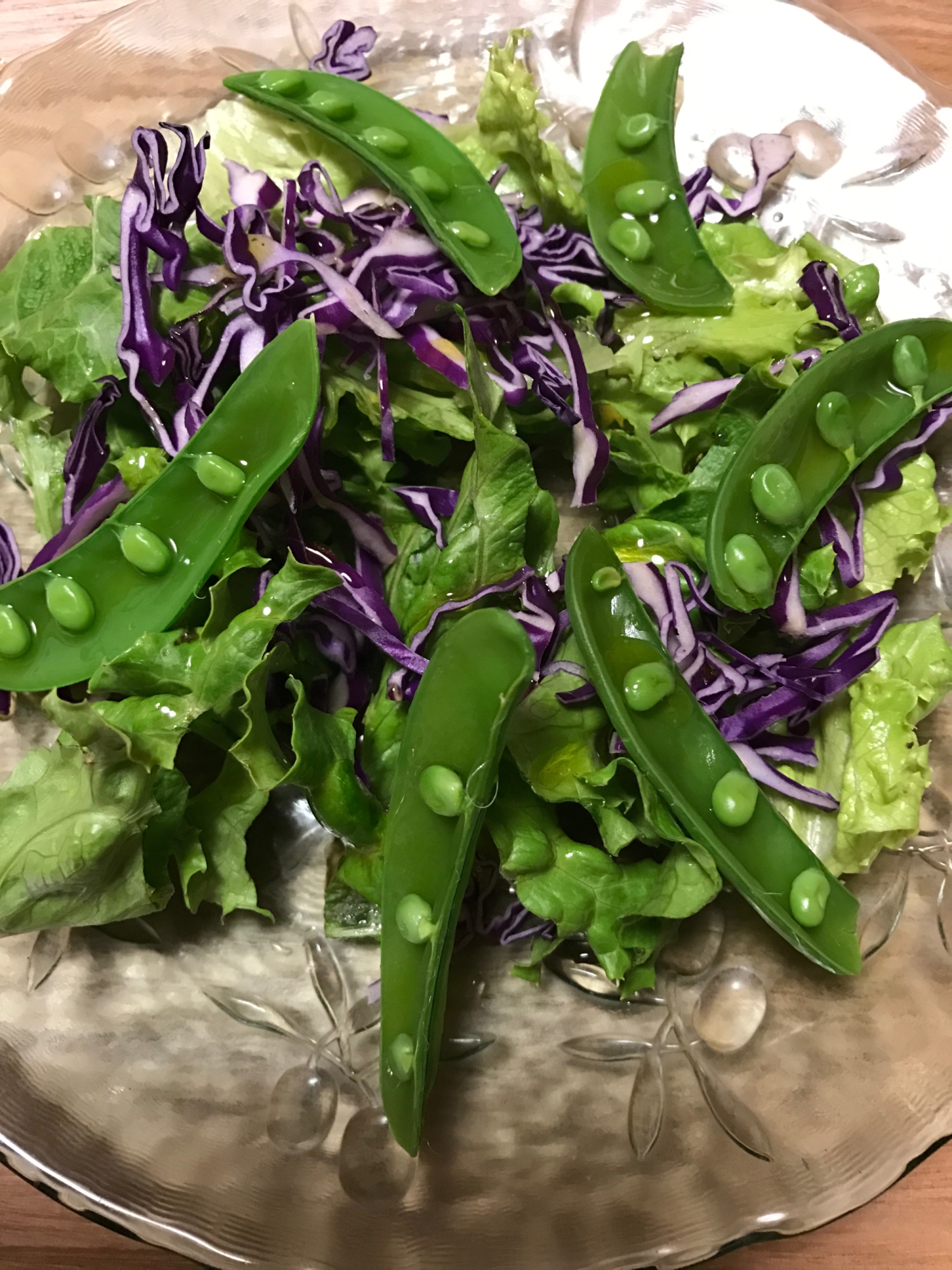 サニーレタスと紫キャベツ、スナップえんどうのサラダ