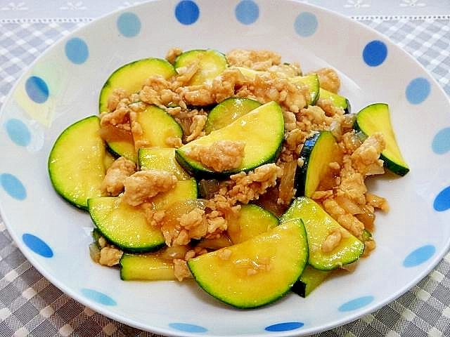 ズッキーニと鶏ひき肉のオイスターソース炒め