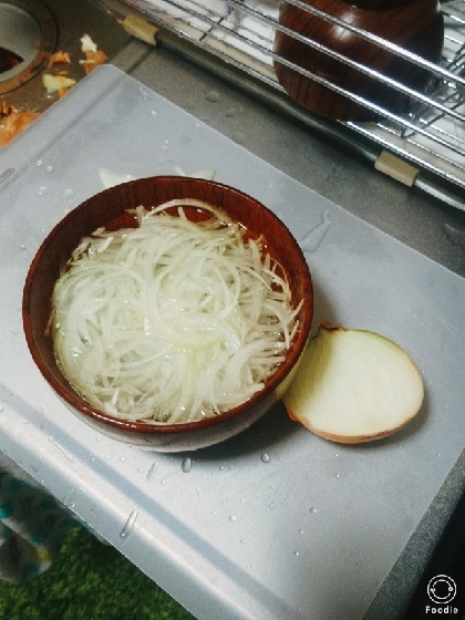 辛くないスライス玉ねぎとトマトのサラダ