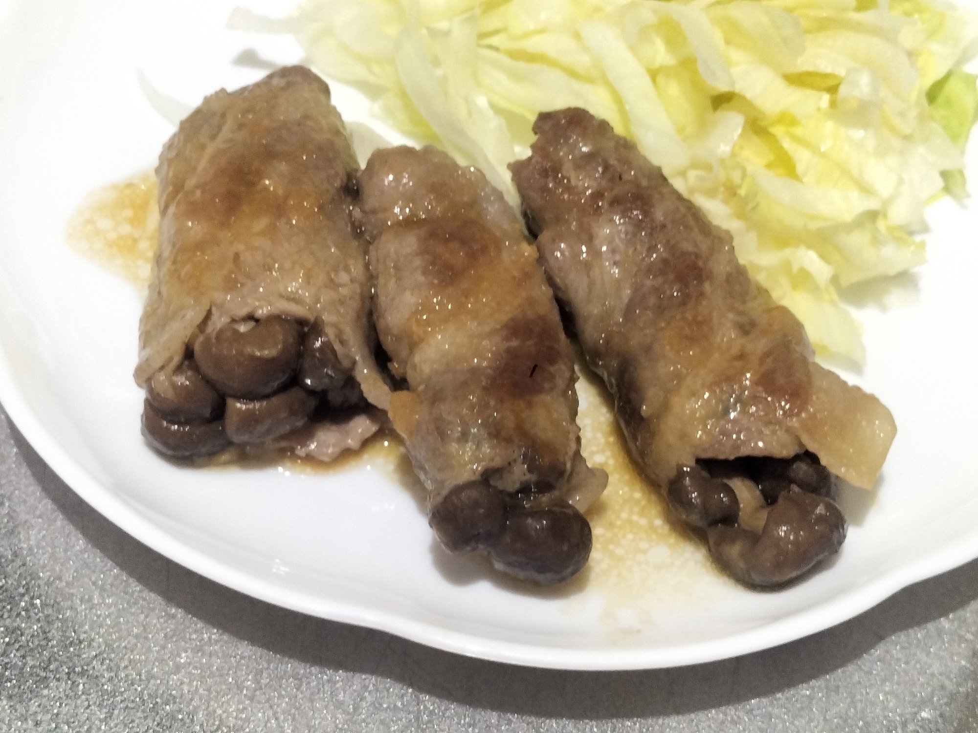 簡単作り置き♪豚ロース薄切り肉でシメジの肉巻き