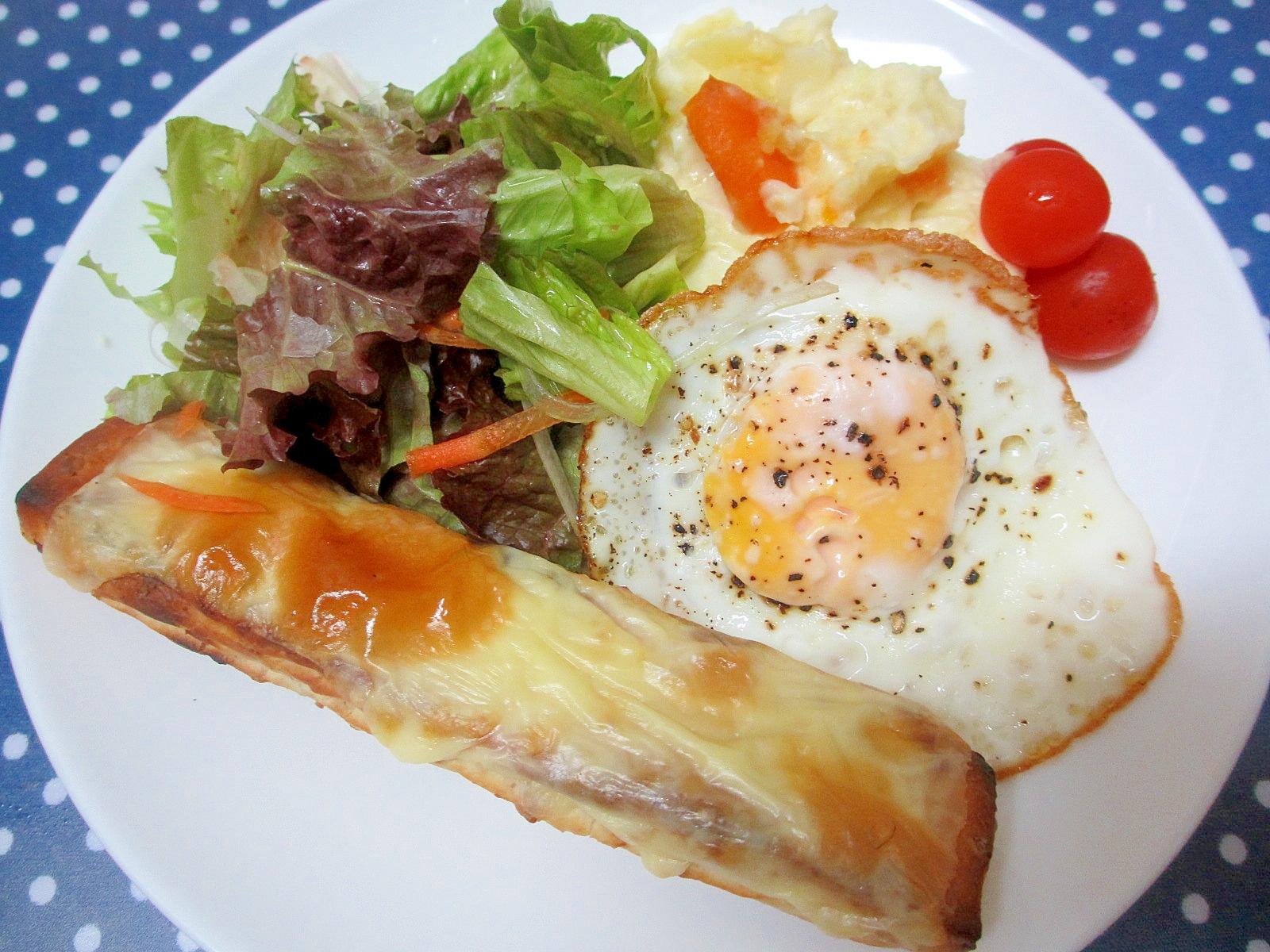 チーズ朝パンと目玉焼きのワンプレート