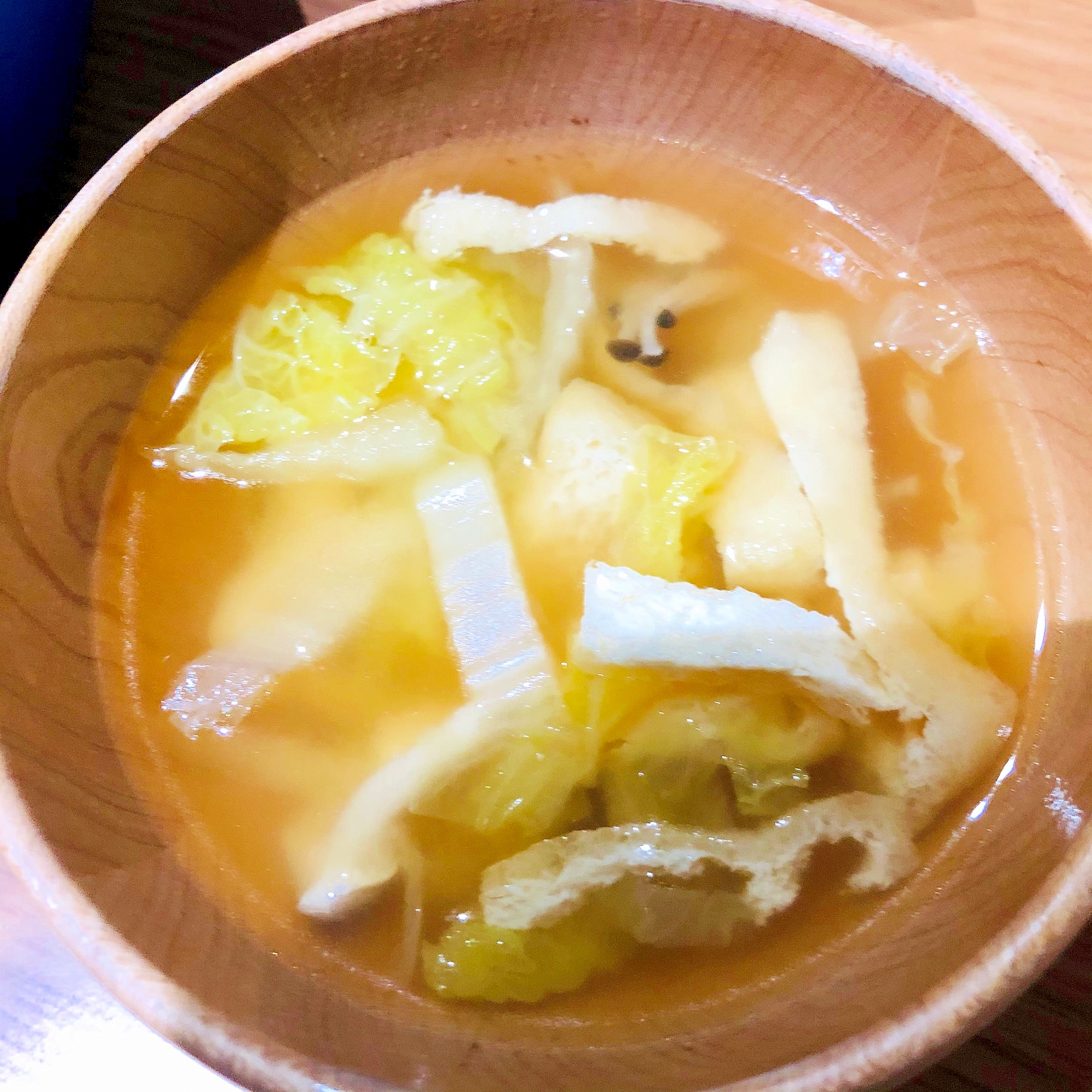 白菜と油揚げとしめじで味噌汁