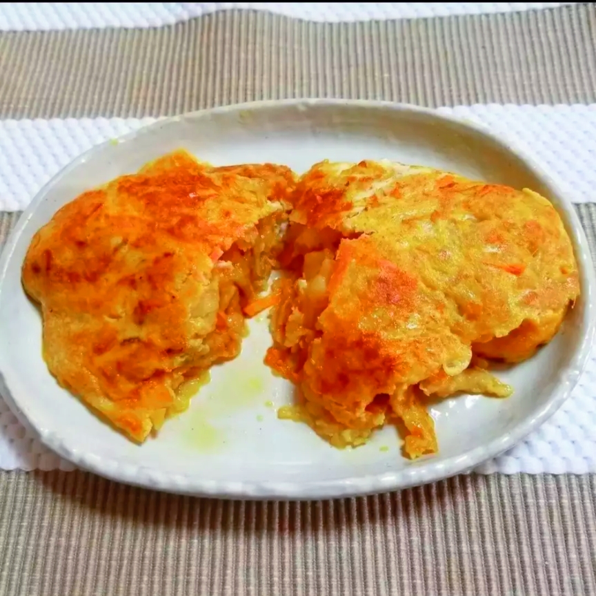 白い器に盛られたかき揚げオムレツ