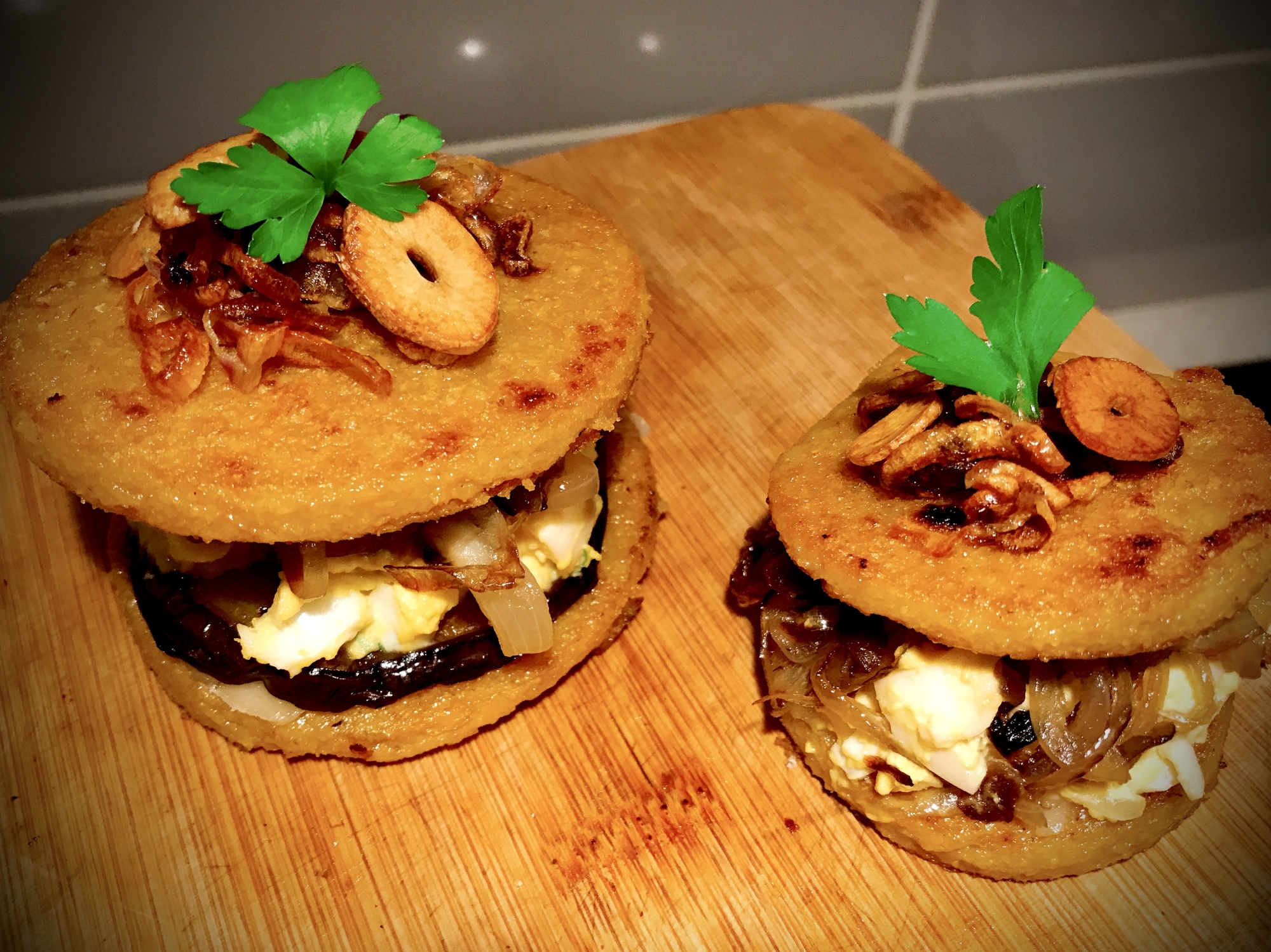 器に盛られたポレンタバーガ