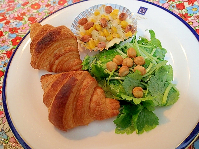 みつ葉のサラダ＊じゃが芋のチーズ焼き＊クロワッサン