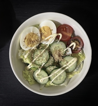 ゆで卵入り野菜サラダ