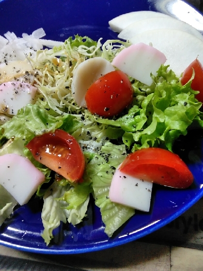 こんばんは☆
蒲鉾と黒ごま入り和風ドレッシング合いますね(≧ڡ≦*)
美味しいサラダでした♪ごちそうさまです♡