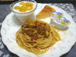 junさんおこんばんは～♪パスタ大好き♪なのでまた作っちゃいました♪レトルトソースで作りました。デザートも添えて美味しかったですよ（*^_^*）