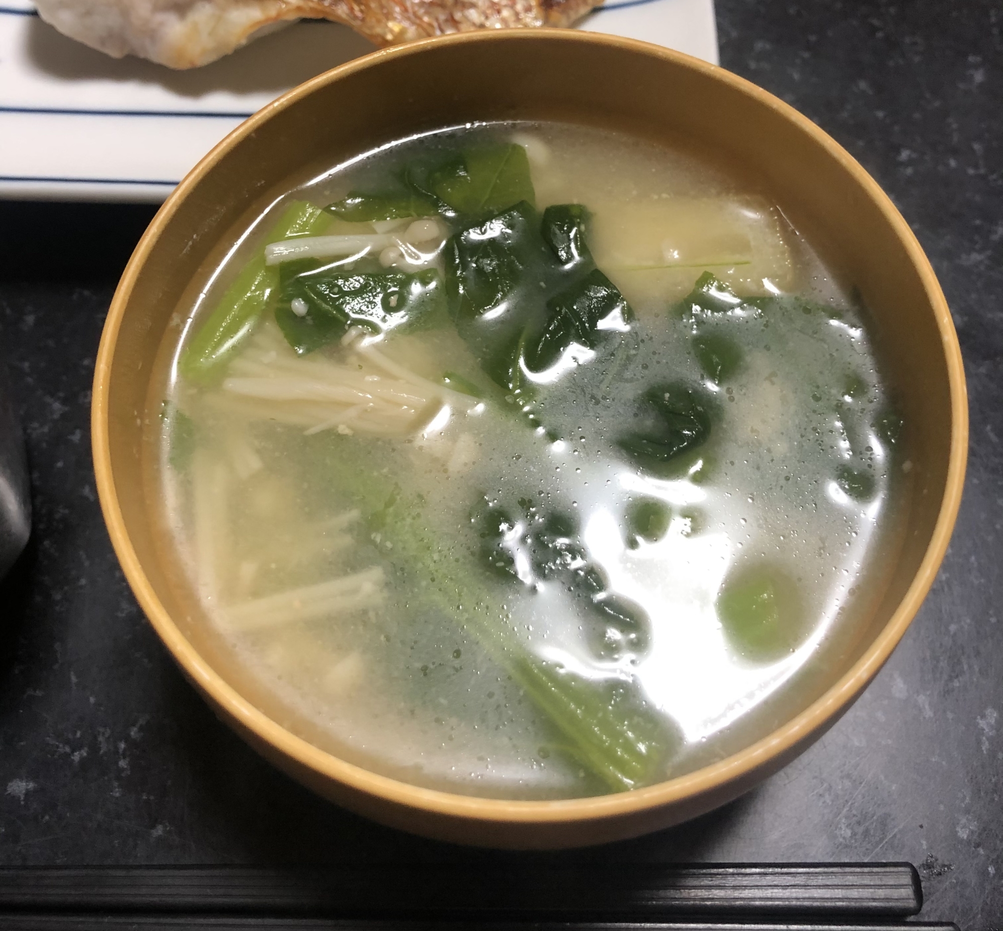 カブの葉とエノキのお味噌汁