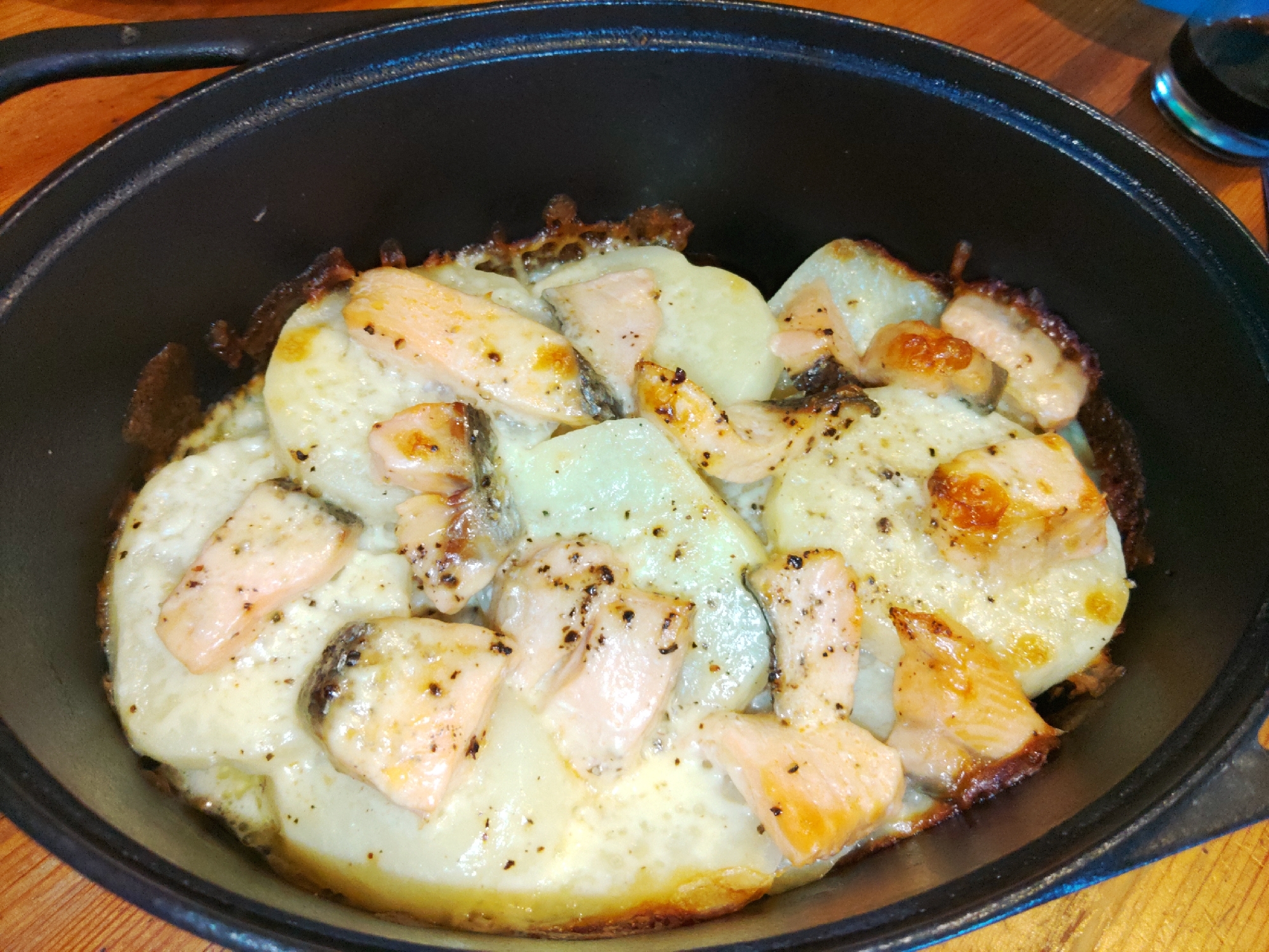 鮭とポテトのチーズ焼き【ダッチオーブンで簡単】