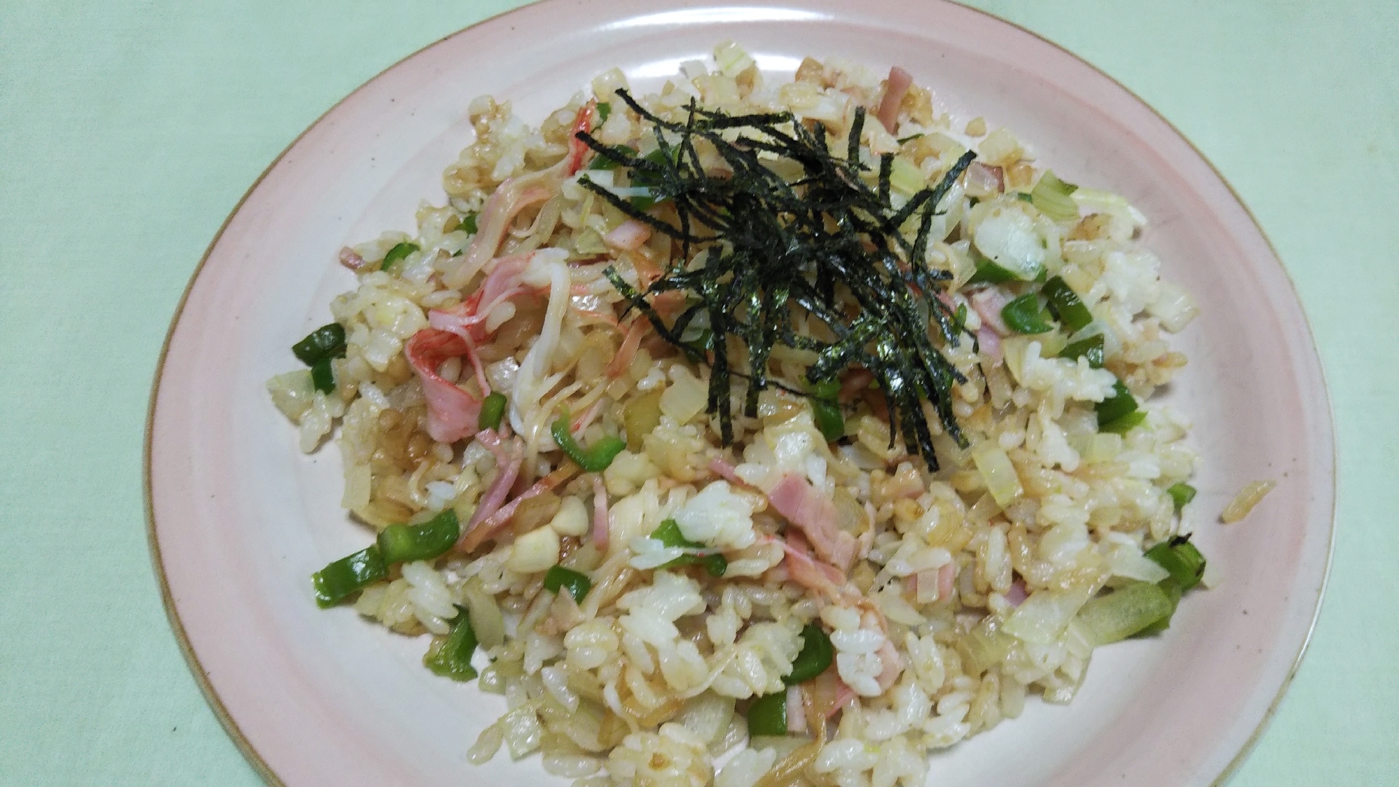 ベーコンとピーマンと玉ねぎとカニかまのチャーハン☆