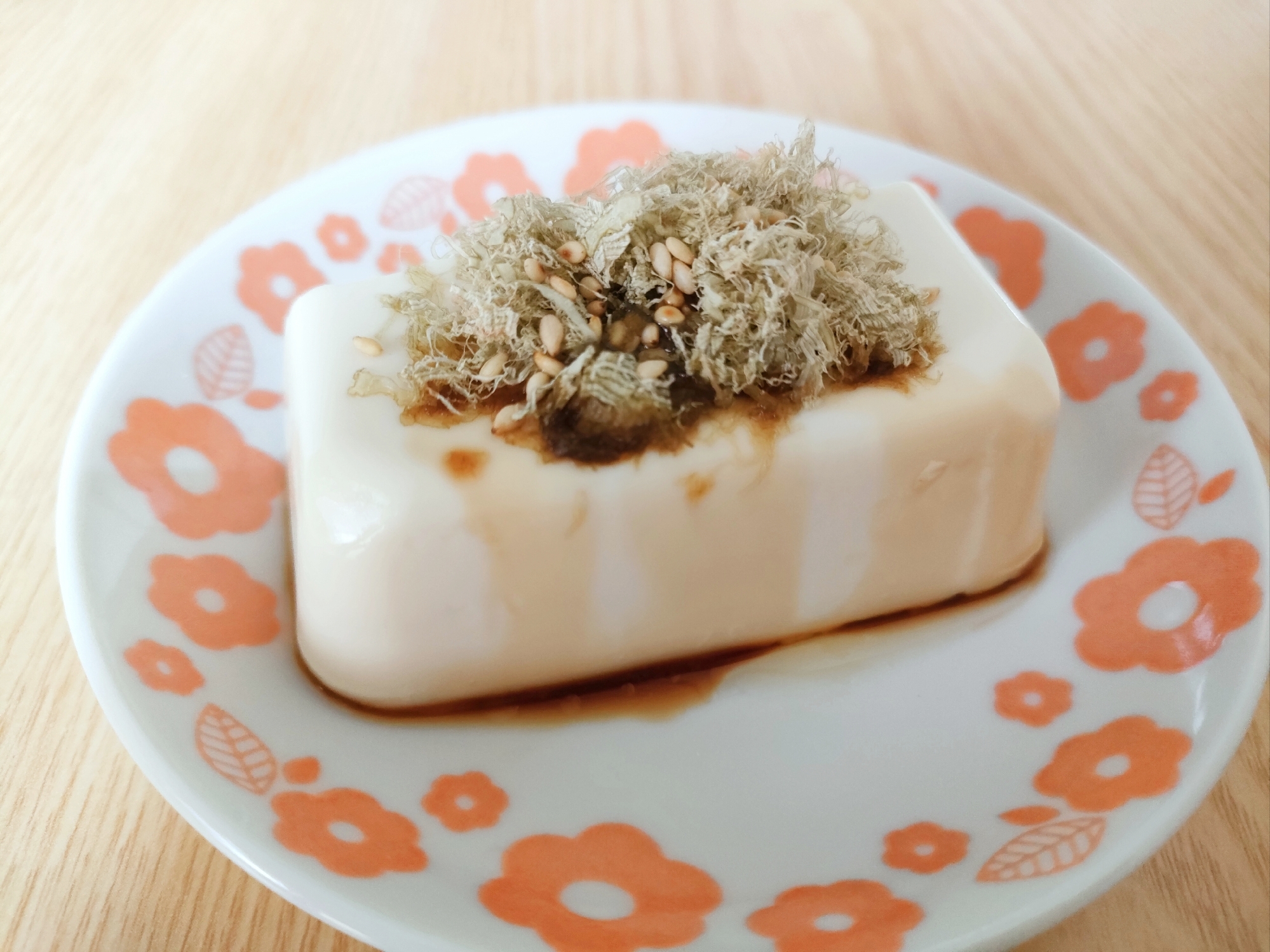 とろろ昆布とごまの冷奴