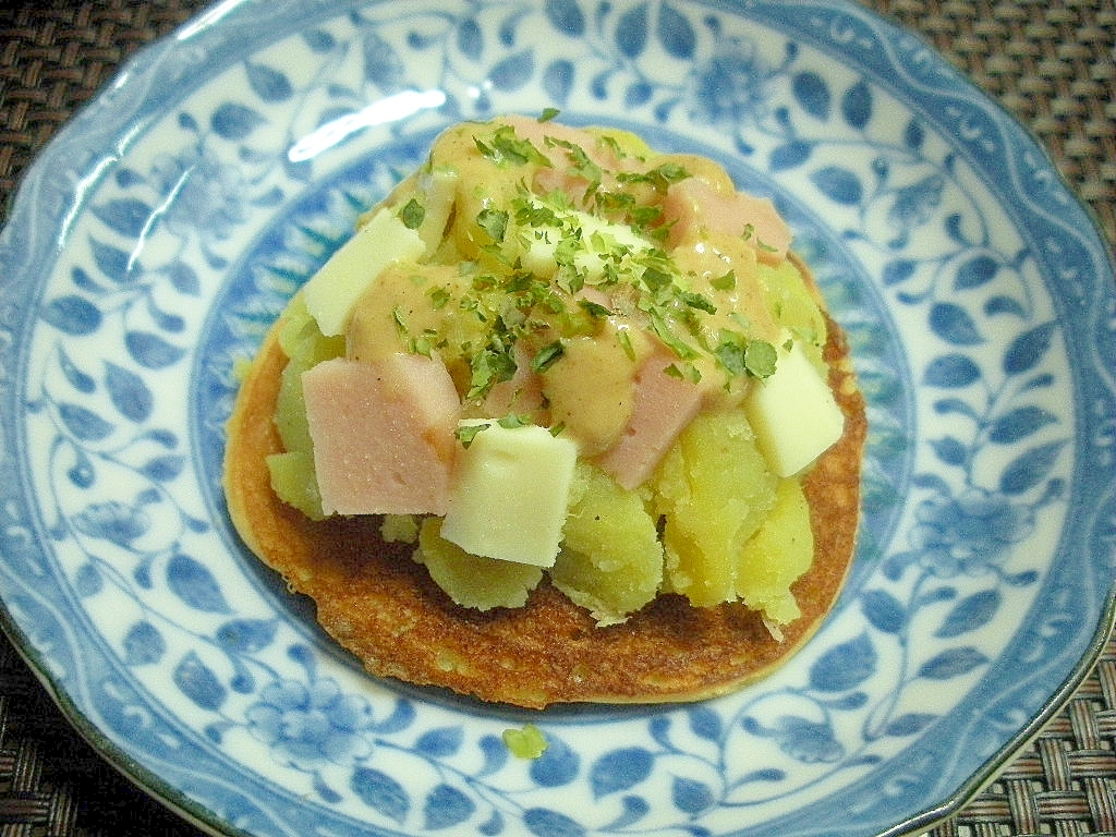 さつま芋とハムとチーズのゴマドレかけ大豆粉パンケ♪