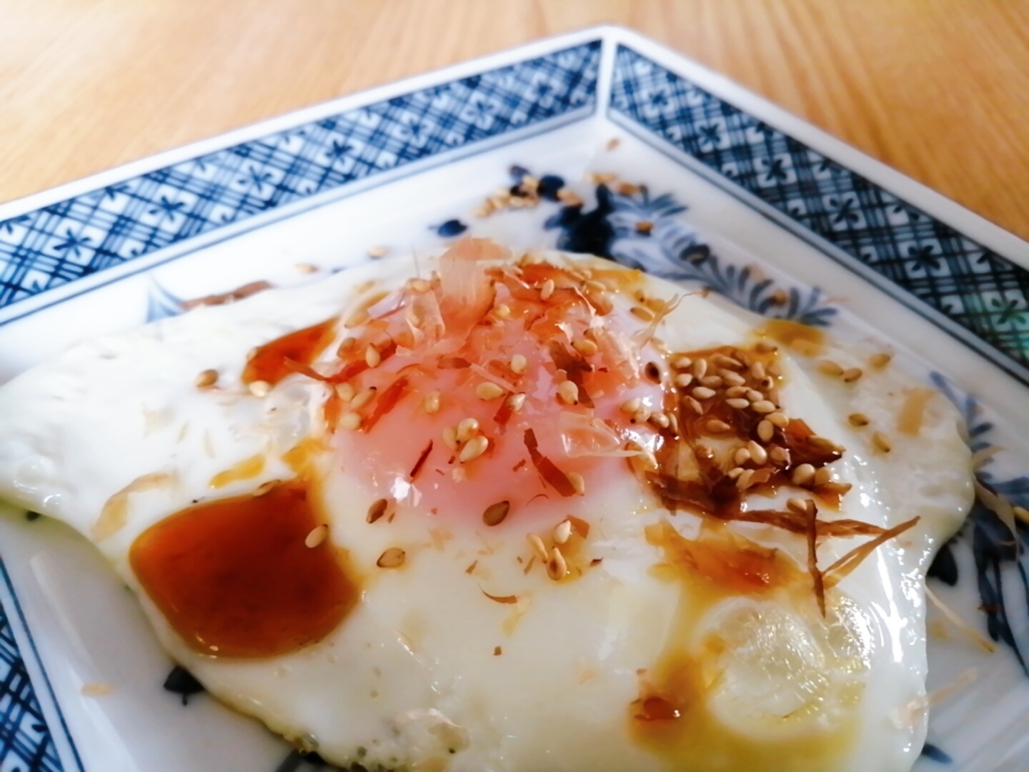 ぽん酢でさっぱり☆おかかとごまの目玉焼き