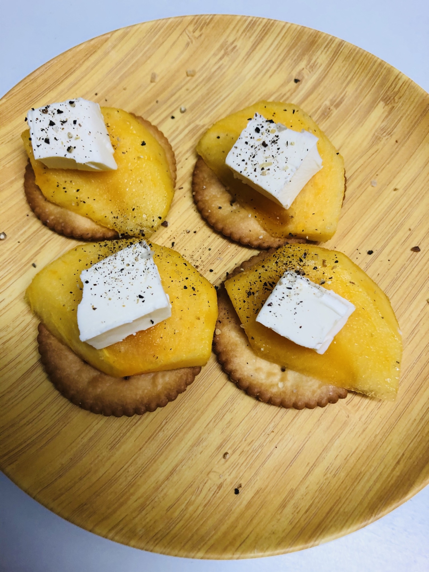 柿とクリームチーズのせクラッカー レシピ 作り方 By モンチッチ27 楽天レシピ