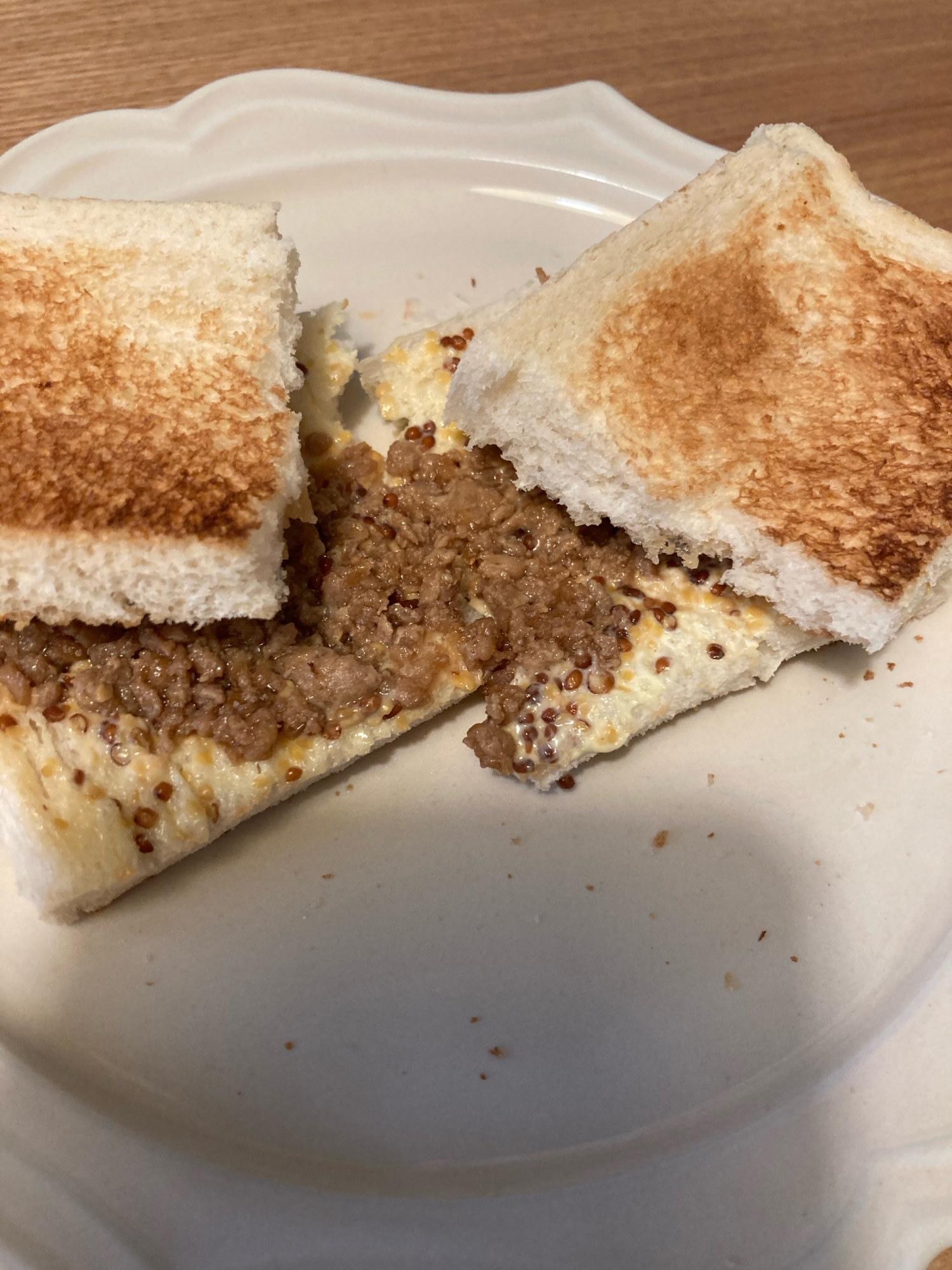 マスタードと肉味噌のサンドイッチ