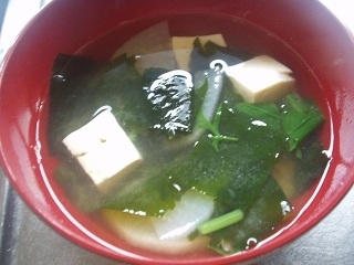 我が家も豆腐は常備してる事が多くわかめと豆腐の味噌汁に畑の大根と小松菜も入れました＾＾ｖ。