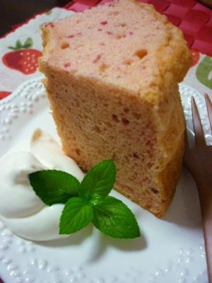 苺のつぶつぶ いちごシフォンケーキ レシピ 作り方 By かもめのタマゴ 楽天レシピ