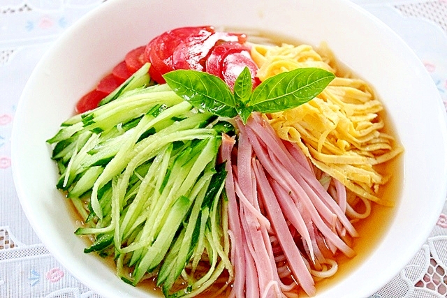 4種類の色鮮やかな具材がのっているひやむぎの冷やし中華風