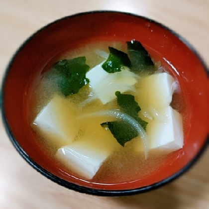 豆腐 玉ねぎ わかめ 亜麻仁油のお味噌汁