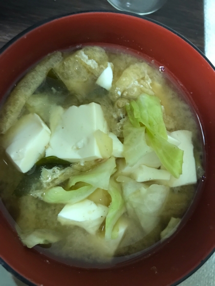 豆腐と油揚げの、野菜たっぷり味噌汁