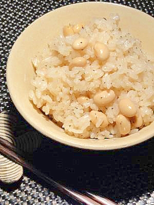 大豆でいろいろ♪土鍋で大豆の炊き込みご飯