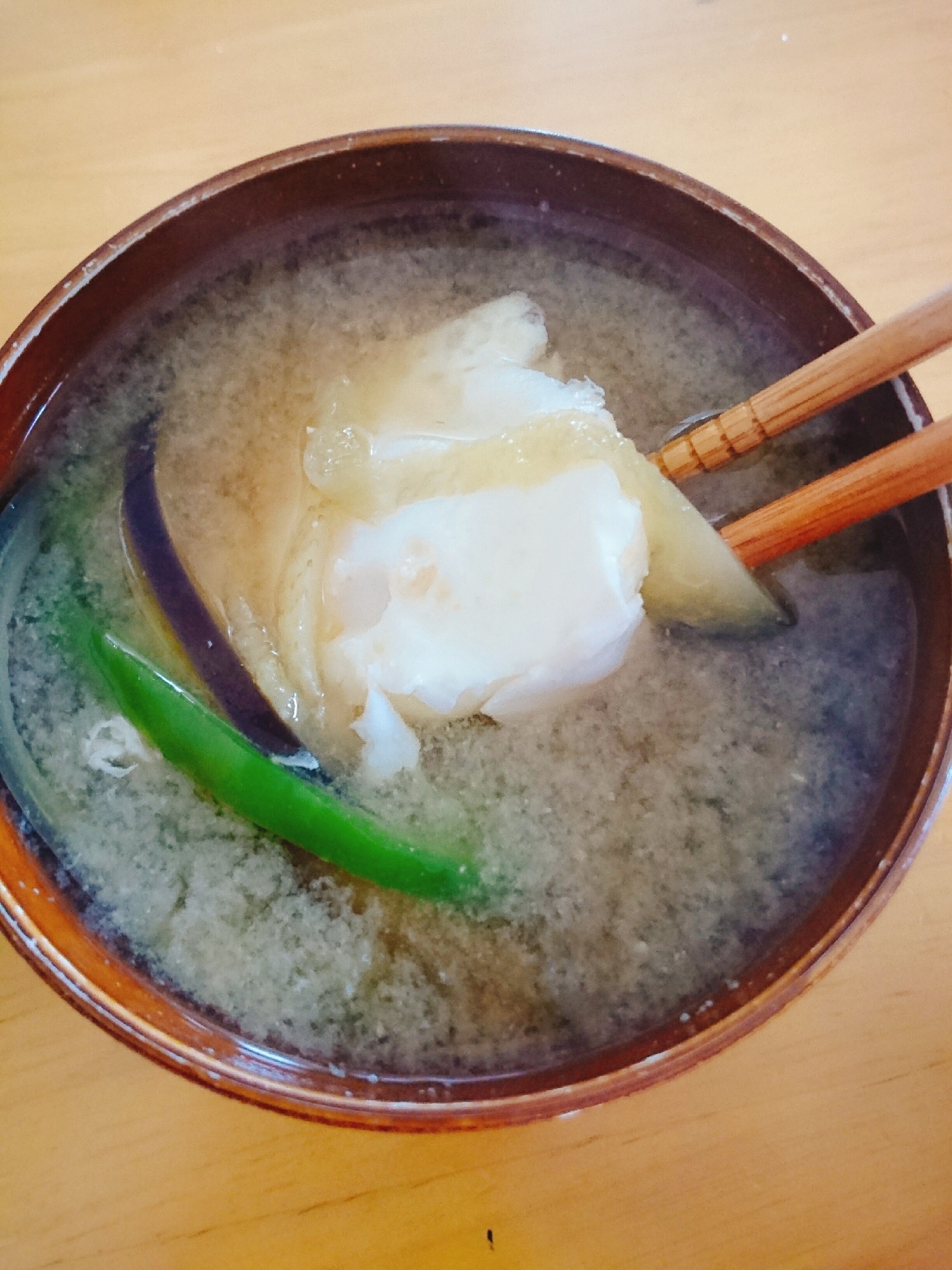 茄子とピーマンの落とし卵お味噌汁