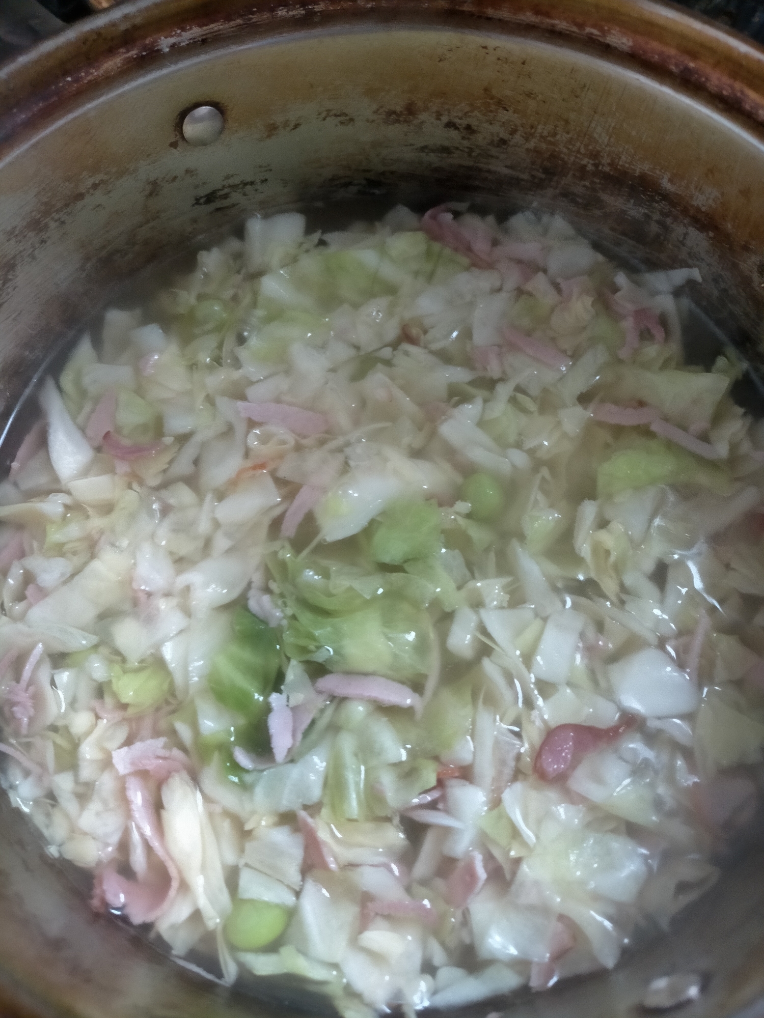 ハムキャベツ枝豆のコンソメスープ
