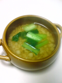 押し麦とチンゲン菜のスープ風