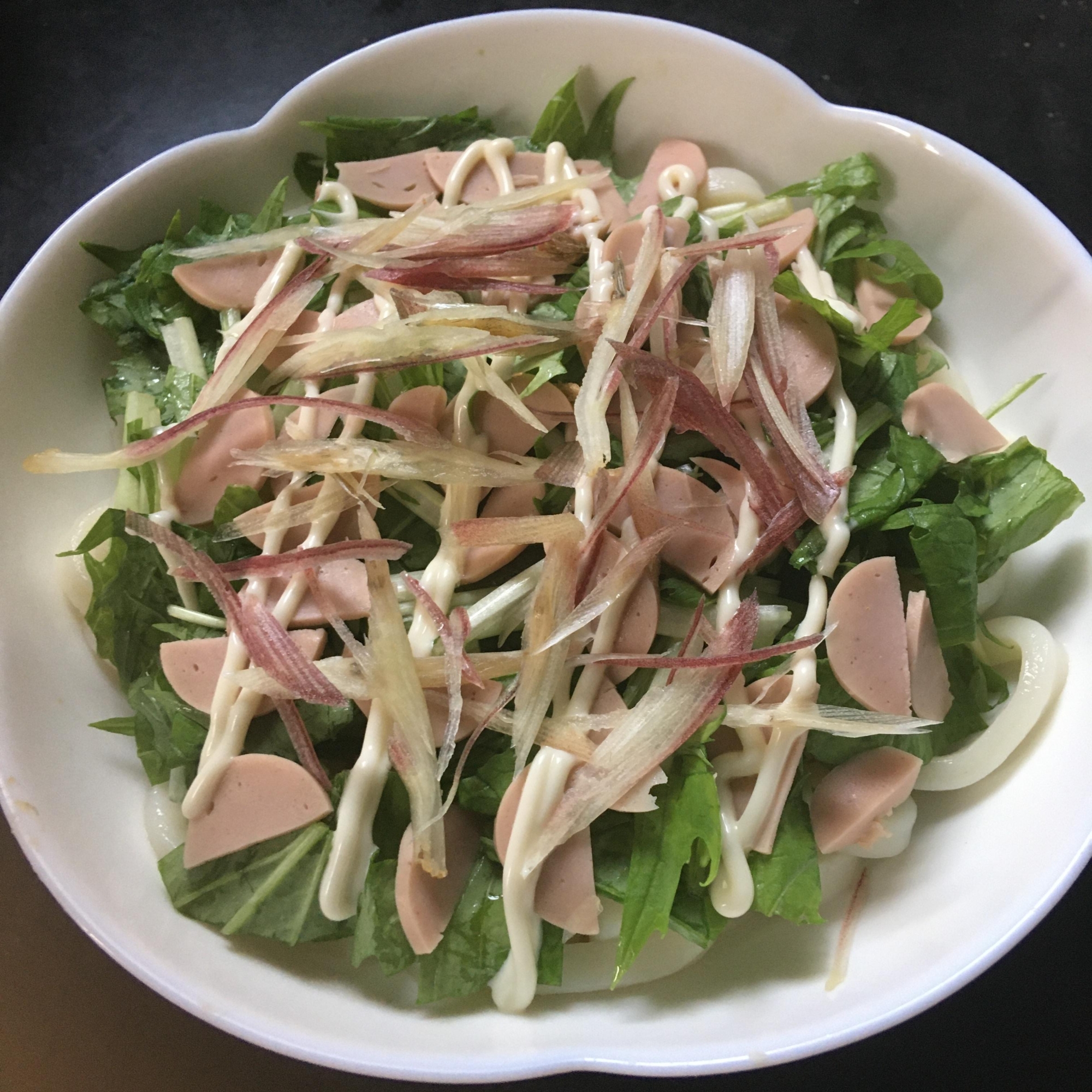 水菜、みょうが、魚肉ソーセージの冷やしうどん