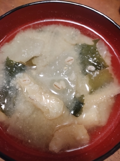 玉ねぎと油揚げとわかめのお味噌汁