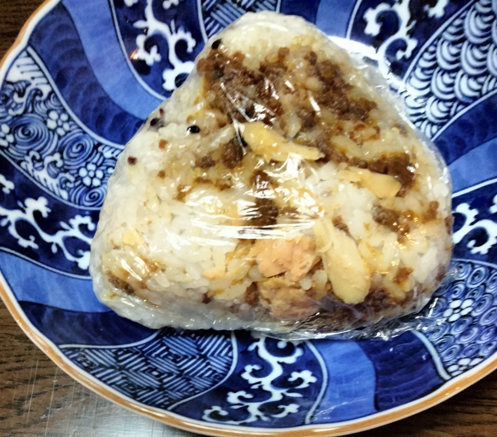 雑穀ごはんおにぎり 鶏そぼろ鮭フレーク黒ごま