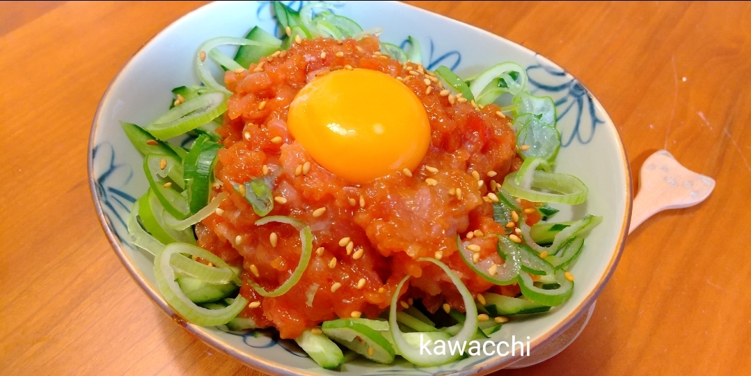 白い皿に盛られたネギトロのユッケ