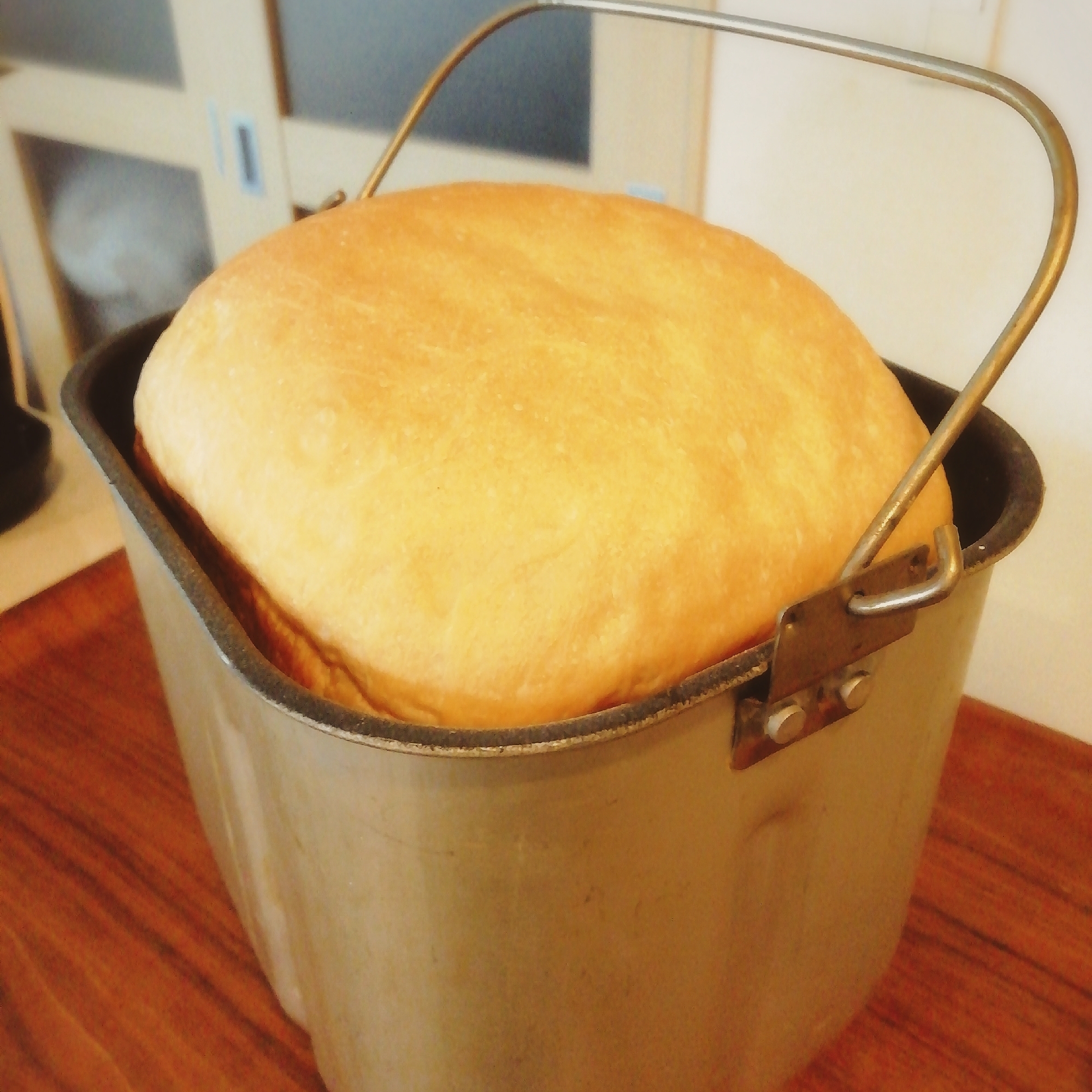 ホームベーカリーでパン窯からはみ出る食パン
