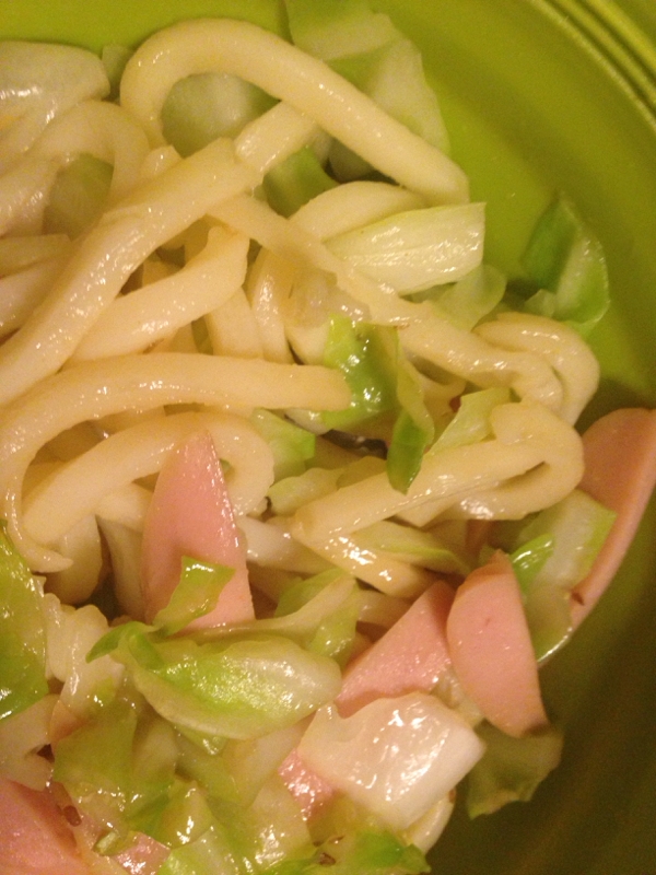 キャベツと魚肉ソーセージの塩バター焼うどん