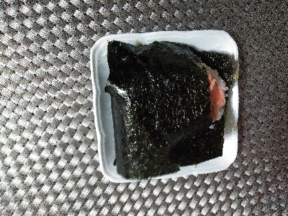 お疲れさま～♪
白米だけど焼き鮭が
あったので作りました(@_@)
炊きたておにぎり最高⤴️
鮭マヨすご～く
美味しかったです♥️