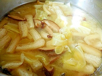干し椎茸キャベツ油揚げのお味噌汁