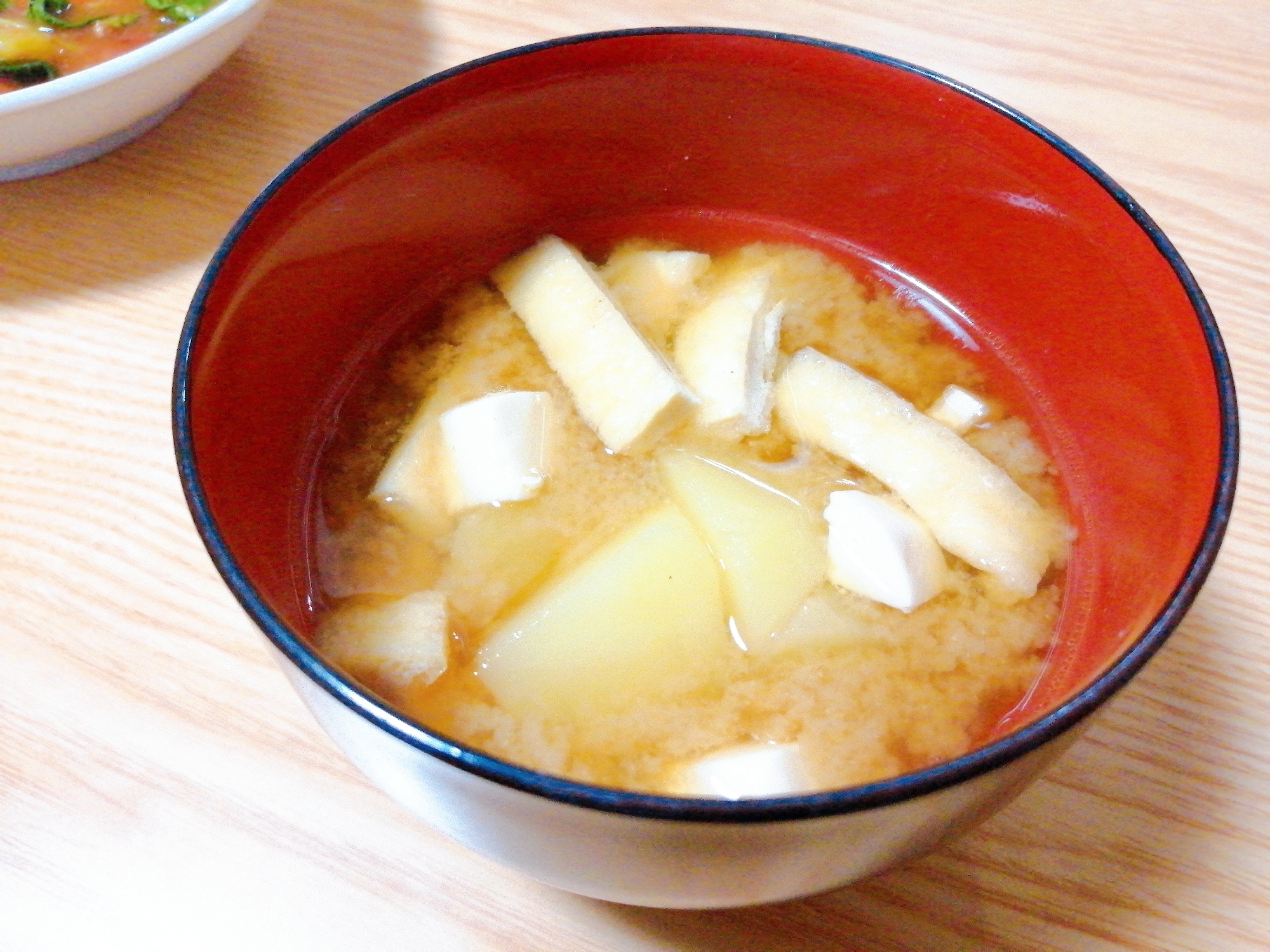 じゃがいもと豆腐と油揚げの味噌汁