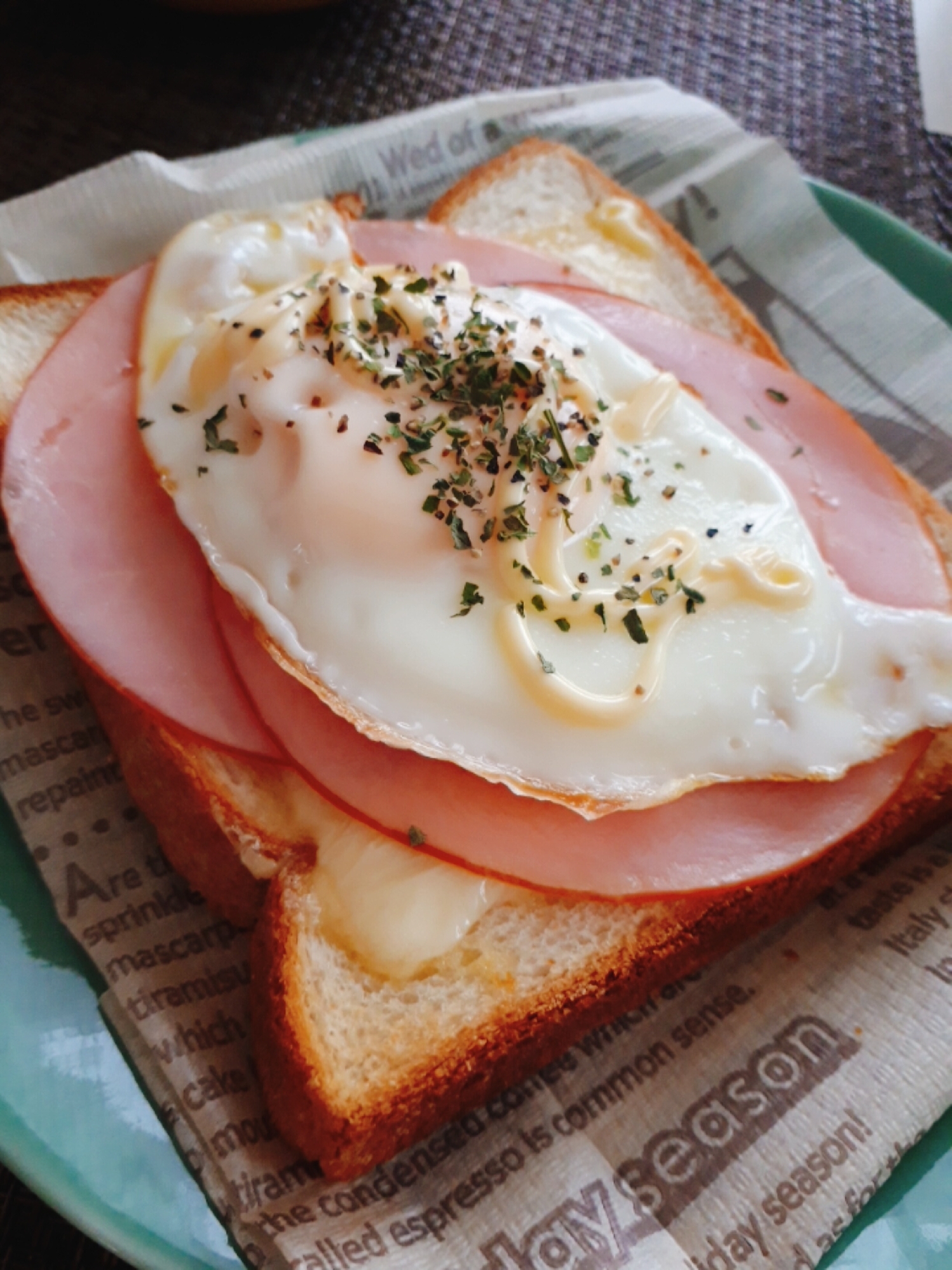 朝食に♪ハムエッグのせ食パン