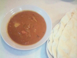 ナンと食べる、子供たちも大好きなチキンカレー！