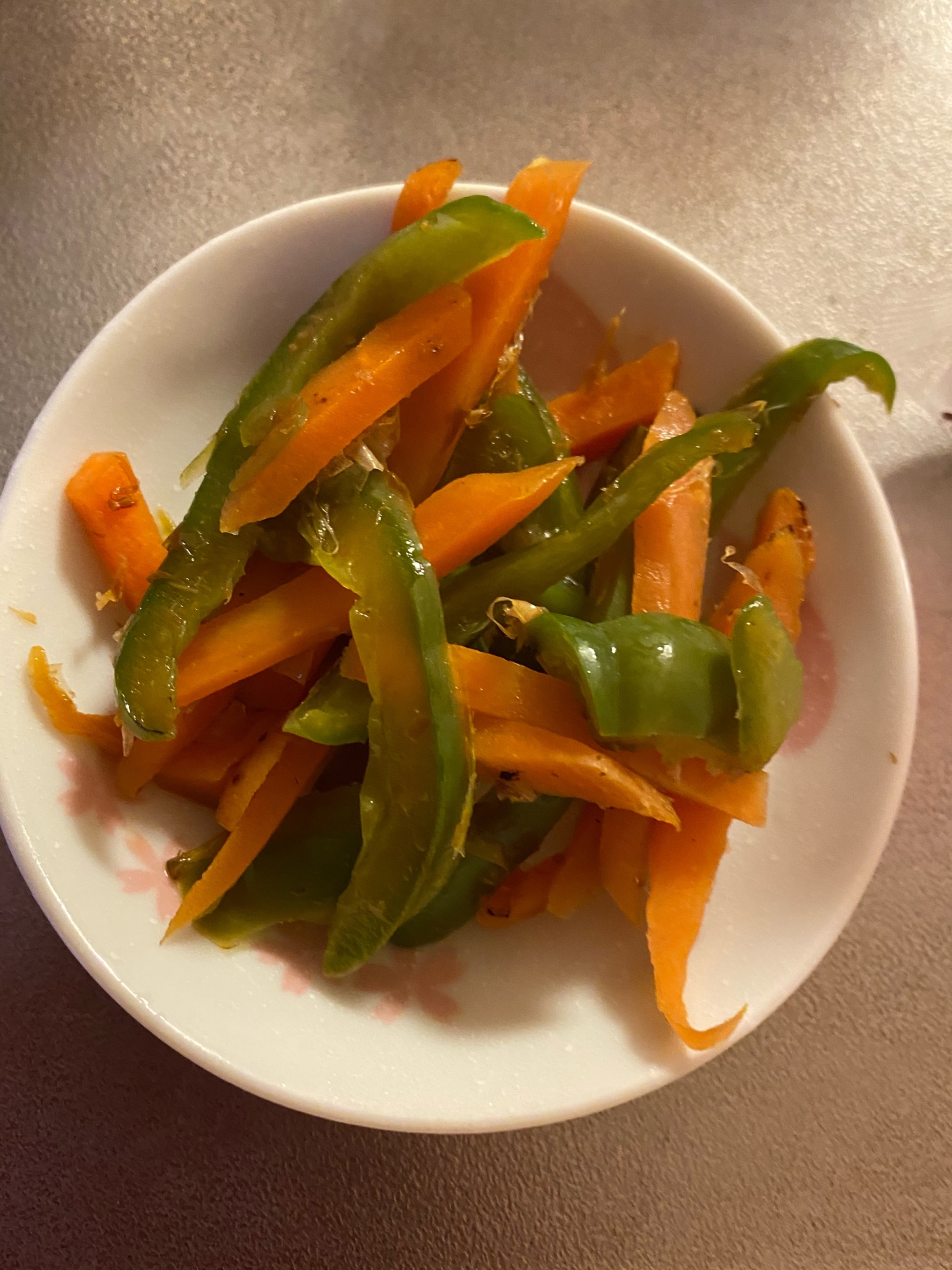 お弁当や副菜に!にんじんとピーマンのきんぴら