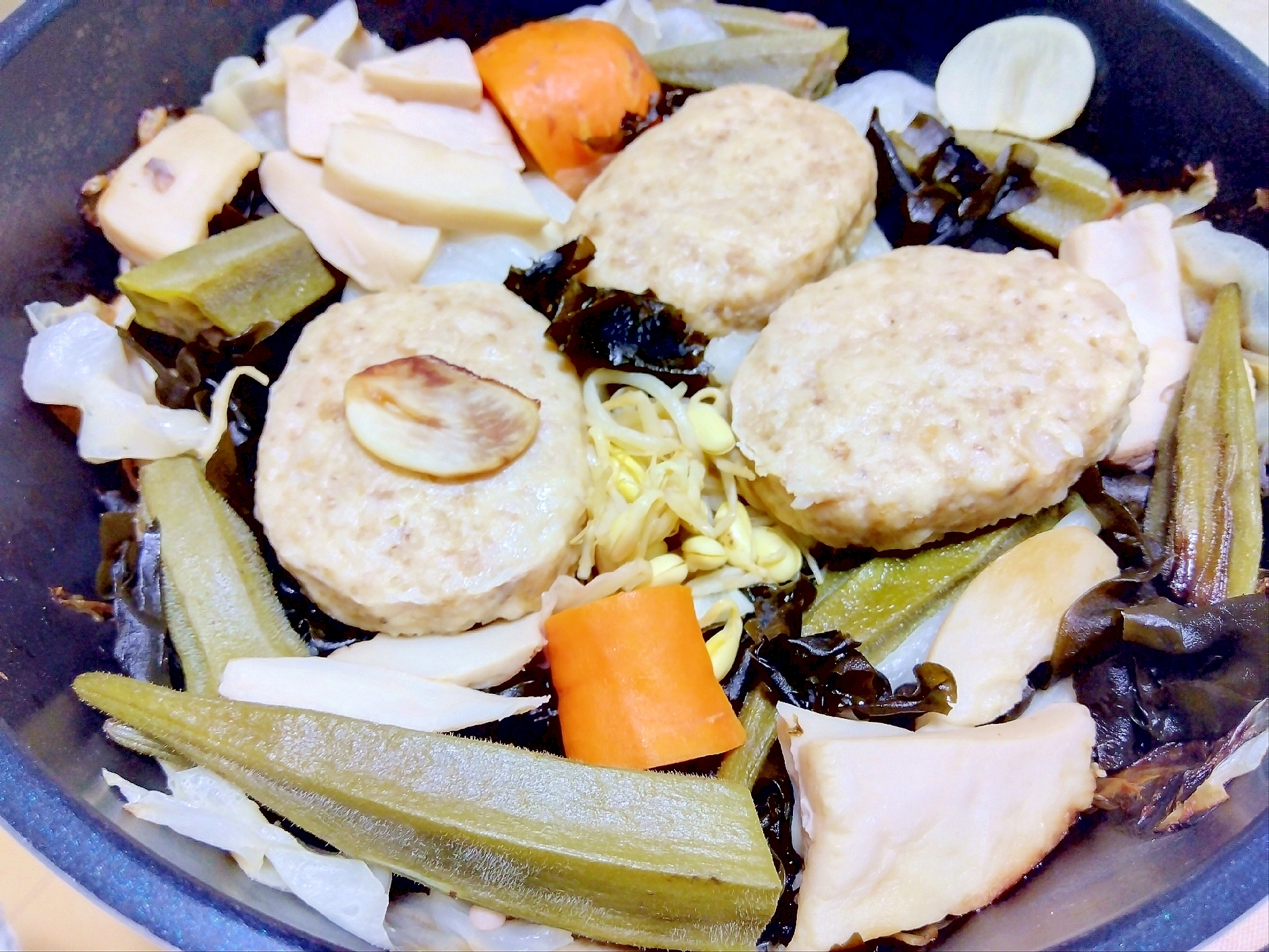 鶏つくねキャベツわかめエリンギ人参オクラ豆もやし蒸