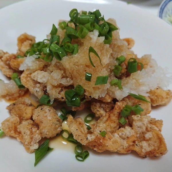 白い皿に盛られた鶏皮のおろしポン酢