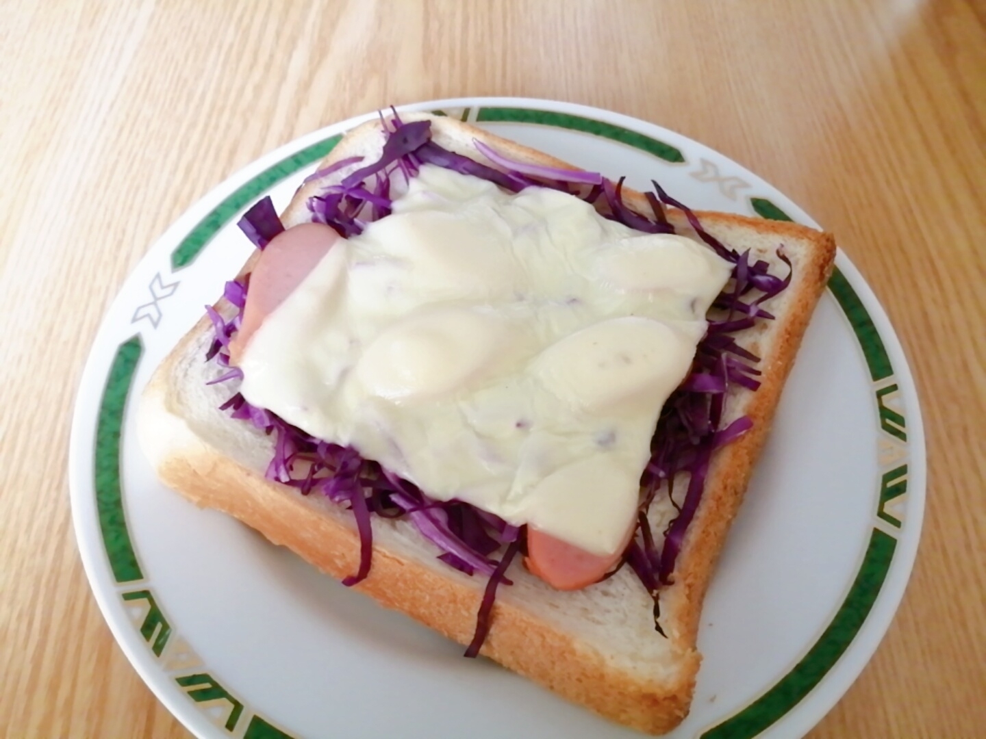 紫キャベツとウインナーとチーズのトースト