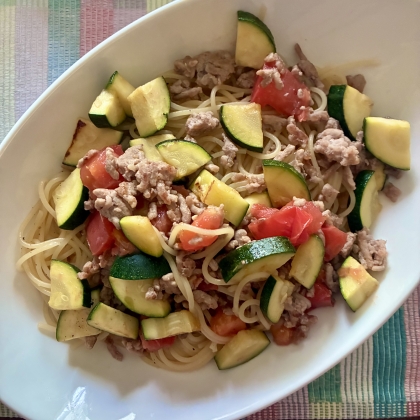 ゴロゴロ野菜♡ひき肉とトマトとズッキーニのパスタ
